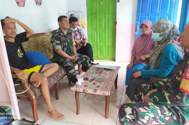 DUA ORANG BABINSA BANTU AMANKAN ORANG DENGAN GANGGUAN MENTAL