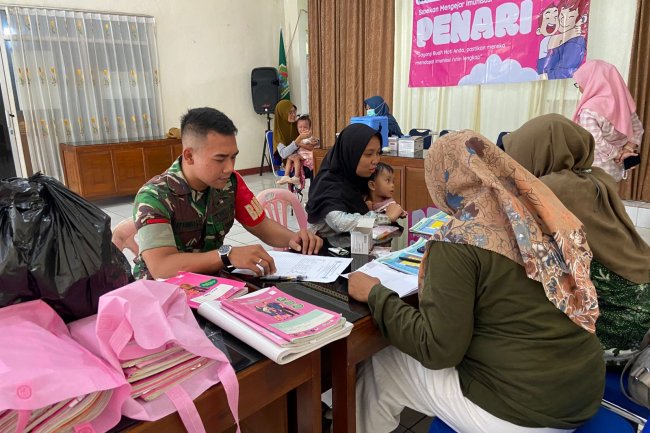 Pendampingan Posyandu, Sekaligus Sarana Komsos Seorang Babinsa Koramil 01/Banjarnegara