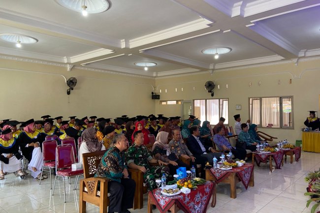 Danramil 01/Banjarnegara Menghadiri Kegiatan Wisuda Sekolah Lansia Murih Raharja 5.