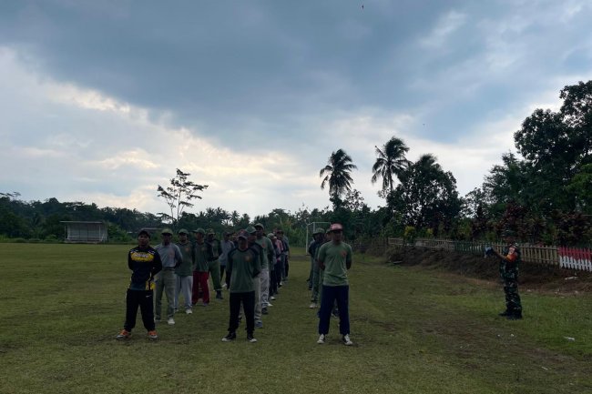 Jelang Pilkada dan PilBup Banjarnegara,Babinsa Dan Kasi Pemerintahan Siapkan Linmas Sebagai Petugas TPS