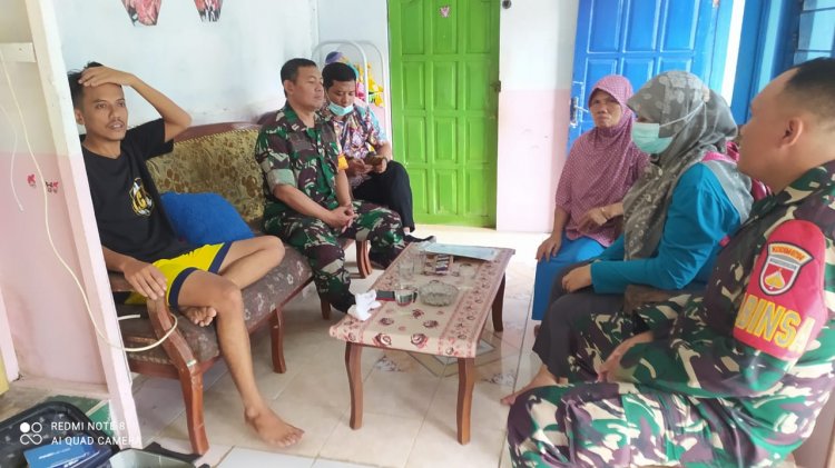 DUA ORANG BABINSA BANTU AMANKAN ORANG DENGAN GANGGUAN MENTAL