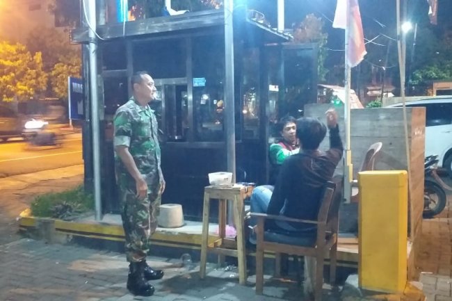 Patroli Malam Bukti Kepedulian Babinsa Terhadap Keamanan Wilayah