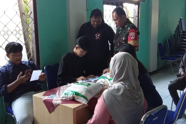 Babinsa Koramil 01 Banjarnegara Dampingi Pendistribusian Beras Untuk Warga 
