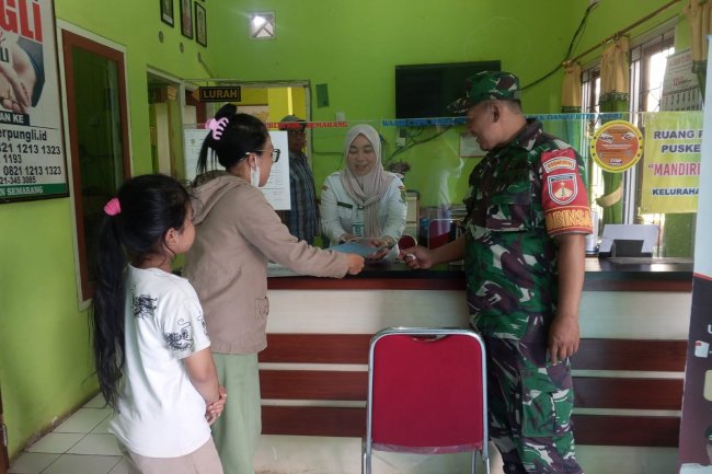 Babinsa Bantu Warga Buat Akta Kelahiran