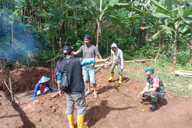 Babinsa bersama Poktan membantu mengawasi pembuatan sumur bor