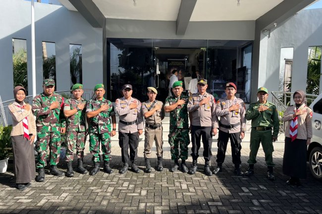 Babinsa Koramil 01/Banjarnegara Dan Polsek Banjarnegara Laksanakan Pengamanan Perayaan Natal Tahun 2024 Dan Jelang Tahun Baru 2025