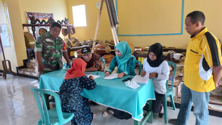 Babinsa Koramil 01/Banjarnegara Sertu Budidoyo mendampingi penyaluran BLT-DD desa Cendana