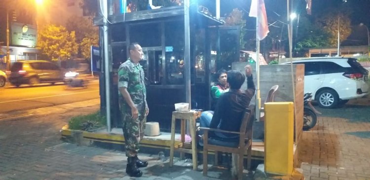 Patroli Malam Bukti Kepedulian Babinsa Terhadap Keamanan Wilayah