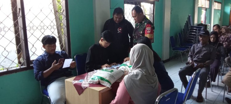 Babinsa Koramil 01 Banjarnegara Dampingi Pendistribusian Beras Untuk Warga 