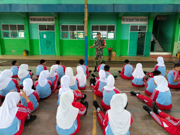 Babinsa menumbuhkan rasa cinta tanah air kepada siswa siswi SMPN 5 Banjarnegara