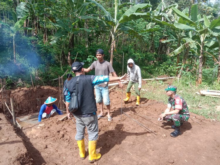 Babinsa bersama Poktan membantu mengawasi pembuatan sumur bor