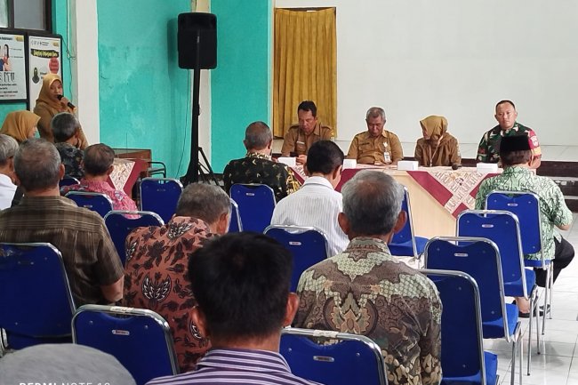 Hadiri Pertemuan RT Babinsa Kutabanjarnegara Ajak Warga Jaga Kamtibmas