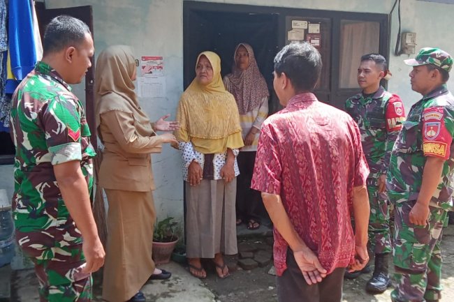 Peduli Warga Babinsa Koramil 01/Banjarnegara, dan Aparat Pemerintah Kunjungi Keluarga ODGJ