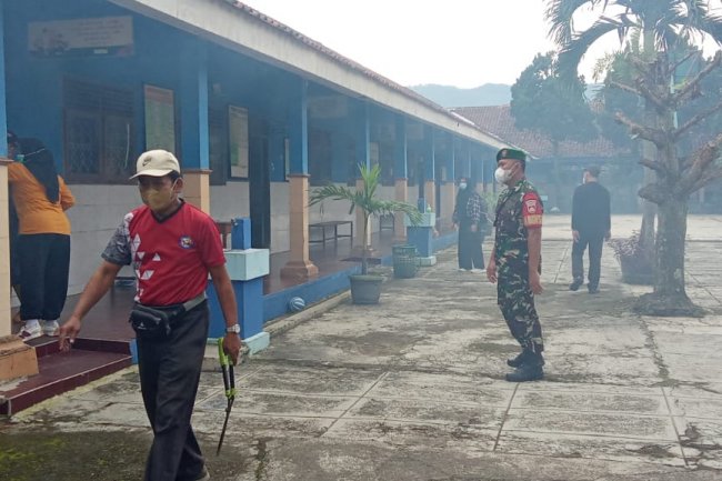 Babinsa Dampingi Dinas Kesehatan melaksanakan Fooging di wilayah Kelurahan Kutabanjarnegara