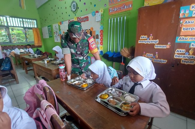 Babinsa Kawal Distribusi Uji Coba Makan Bergizi Gratis (MBG).