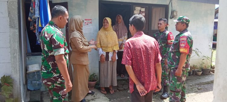 Peduli Warga Babinsa Koramil 01/Banjarnegara, dan Aparat Pemerintah Kunjungi Keluarga ODGJ