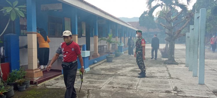Babinsa Dampingi Dinas Kesehatan melaksanakan Fooging di wilayah Kelurahan Kutabanjarnegara