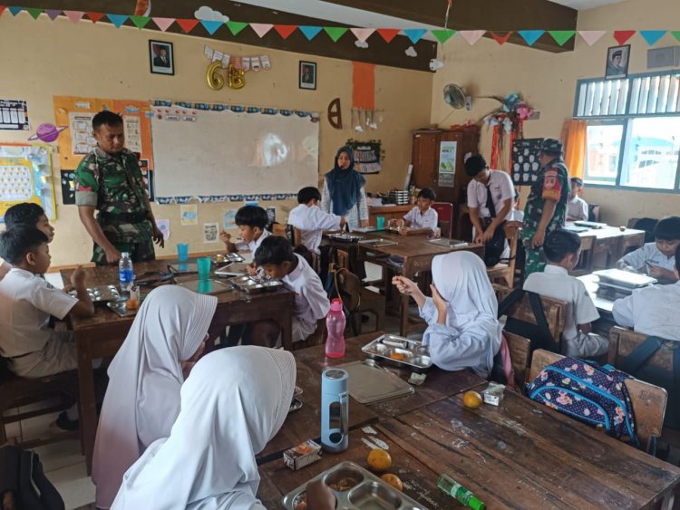 Babinsa Kawal Distribusi Uji Coba Makan Bergizi Gratis Kecamatan Banjarnegara.
