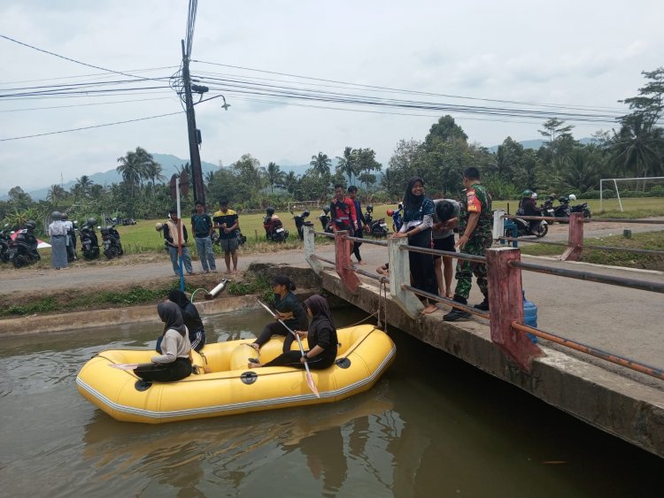 Semangati Anak Muda,Babinsa Pantau Latihan Arung Jeram Atau Dayung Perahu Karet di Wilayah Binaan.