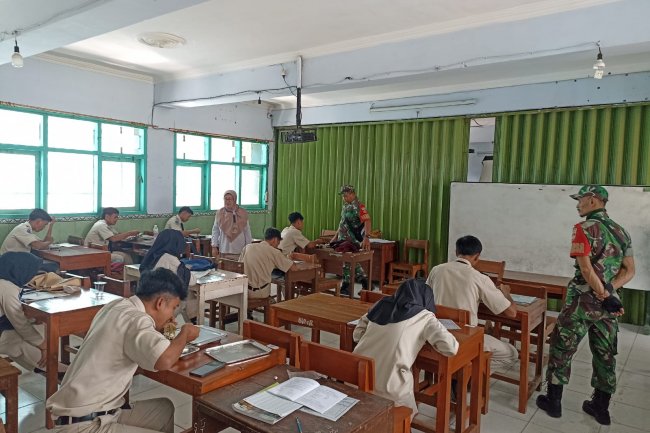 2 Orang Anggota Babinsa Koramil 01 Melaksanakan Pendampingan MBG