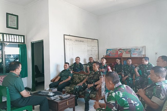KOMANDAN KORAMIL BERIKAN ARAHAN  KEPADA ANGGOTA MELALUI JAM DANRAMIL