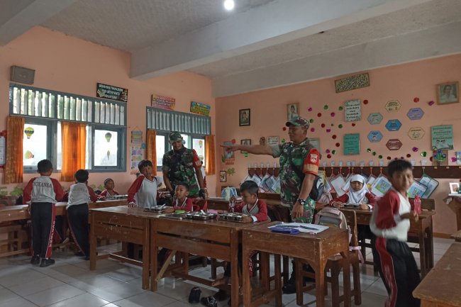 2 Orang Anggota Babinsa Koramil 01 Melaksanakan Pendampingan MBG Di Wilayah Kelurahan Sokanandi