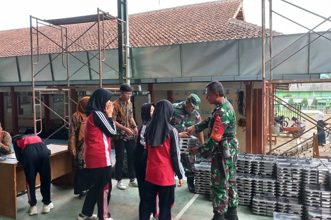 2 Orang Anggota Babinsa 01 Melaksanakan Pendampingan MBG  Di Wilayah Binaan
