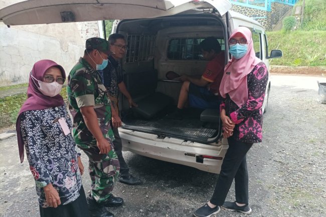 BABINSA BERSAMA PEMERINTAH KELURAHAN DAN DINAS SOSIAL EVAKUASI ORANG DENGAN GANGGUAN JIWA