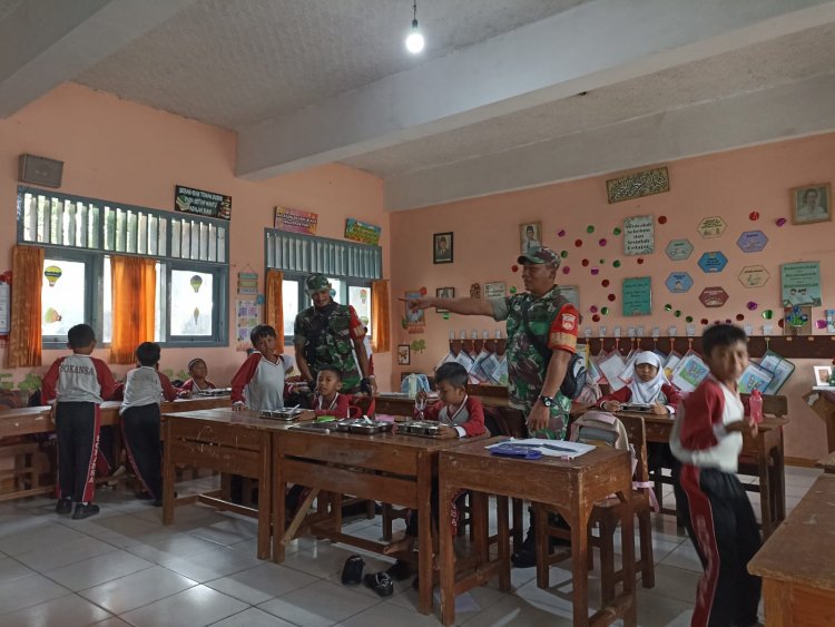 2 Orang Anggota Babinsa Koramil 01 Melaksanakan Pendampingan MBG Di Wilayah Kelurahan Sokanandi