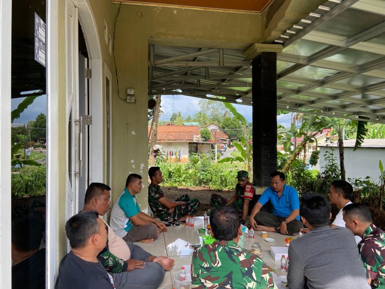 SEBAGAI BENTUK PERHATIAN,DANRAMIL BESERTA ANGGOTA DAN IBU-IBU PERSIT MENJENGUK ANGGOTA PASCA ISTRINYA MELAHIRKAN