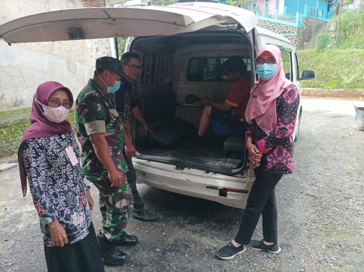 BABINSA BERSAMA PEMERINTAH KELURAHAN DAN DINAS SOSIAL EVAKUASI ORANG DENGAN GANGGUAN JIWA