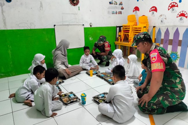 Guna Mendukung Program Pemerintah Pusat, 2 Orang Anggota Babinsa Koramil 01 Melaksanakan Pendampingan MBG 