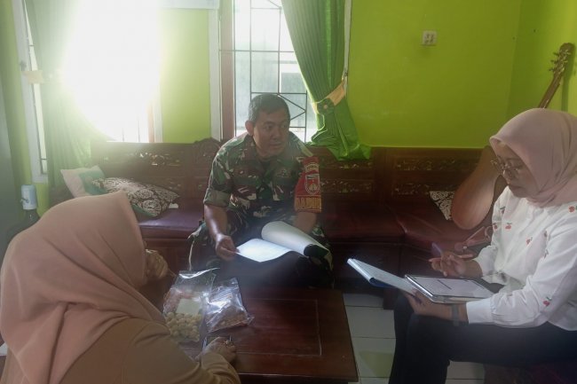 Babinsa Sambangi Kelurahan,Komsos Dengan Sekertaris Lurah dan Petugas BPS