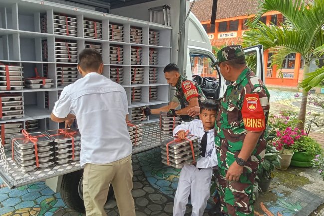 2 Orang Anggota Babinsa Koramil 01/Bna Melaksanakan Pendampingan MBG (Makan Bergizi Gratis )