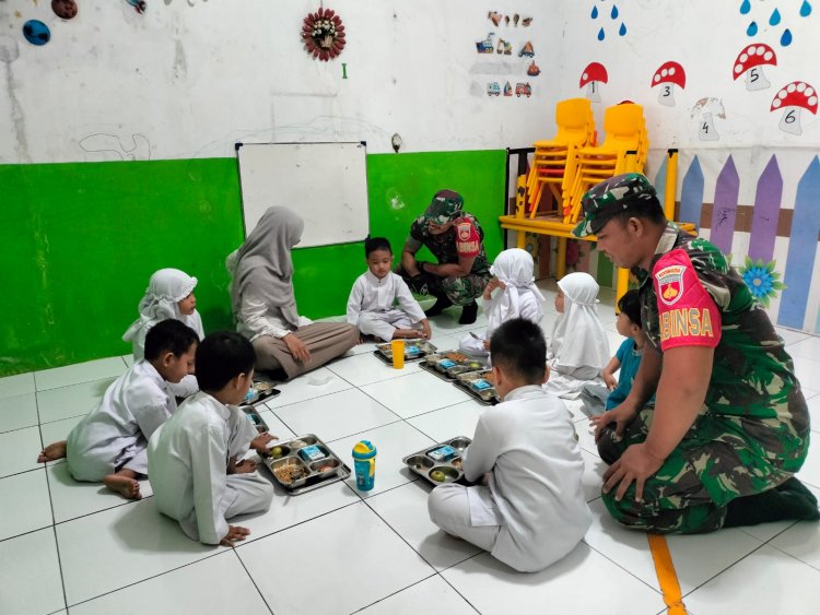 Guna Mendukung Program Pemerintah Pusat, 2 Orang Anggota Babinsa Koramil 01 Melaksanakan Pendampingan MBG 