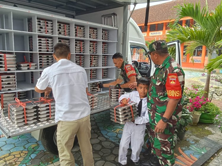 2 Orang Anggota Babinsa Koramil 01/Bna Melaksanakan Pendampingan MBG (Makan Bergizi Gratis )