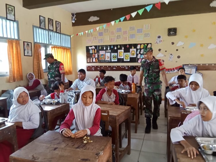 2 Orang Anggota Babinsa Koramil 01/Bna Melaksanakan Pendistribusian Dan Pendampingan MBG (Makan Bergizi Gratis )