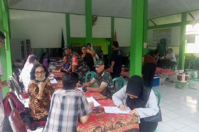 Babinsa Dukung Aksi Sosial Donor Darah Kelurahan Bekerjasama Dewan Paroki Santo Antonius