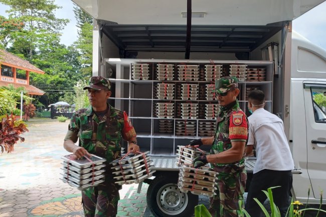 2 Orang Anggota Babinsa Koramil 01 Bna Melaksanakan Pendampingan Program Makan Bergizi Gratis