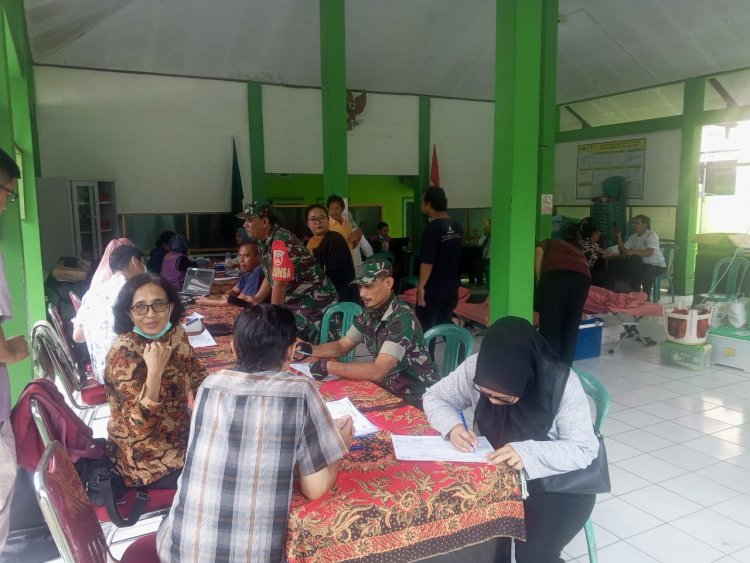 Babinsa Dukung Aksi Sosial Donor Darah Kelurahan Bekerjasama Dewan Paroki Santo Antonius