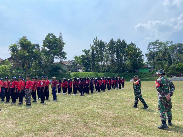 BENTUK ANAK DIDIK LEBIH DISIPLIN DAN BERKARAKTER,BABINSA LATIH PBB DAN WASBANG.