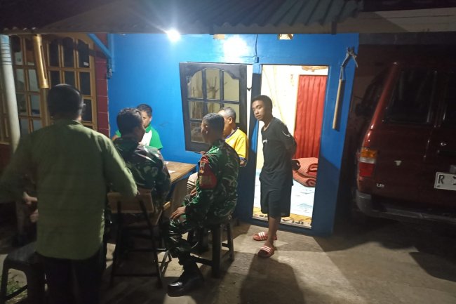 Jaga Kamtibmas Wilayah,Anggota Koramil 01 Banjarnegara Rutin Patroli Malam. ‎