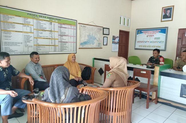 Jaga Kondusifitas Wilayah, Babinsa Komsos Bersama Perangkat Desa 