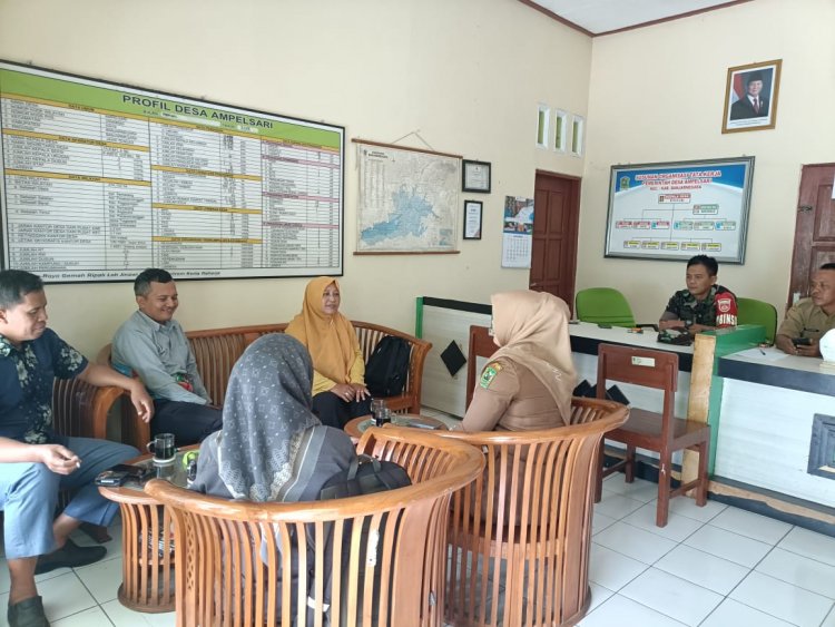 Jaga Kondusifitas Wilayah, Babinsa Komsos Bersama Perangkat Desa 