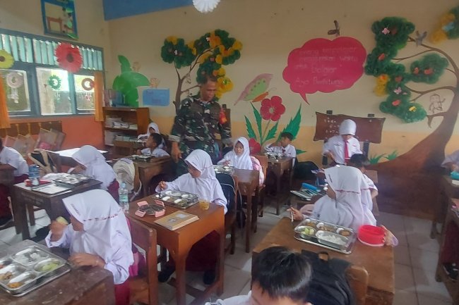 BABINSA KAWAL PENYALURAN MAKAN BERGIZI GRATIS TIGA DAPUR MBG