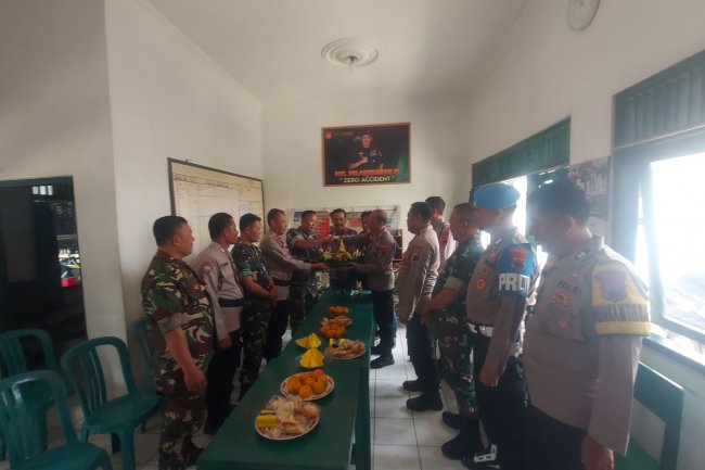 Kejutan Ucapan Ulang Tahun TNI Dari Jajaran Polsek Banjarnegara Ke Koramil 01/Banjarnegara.