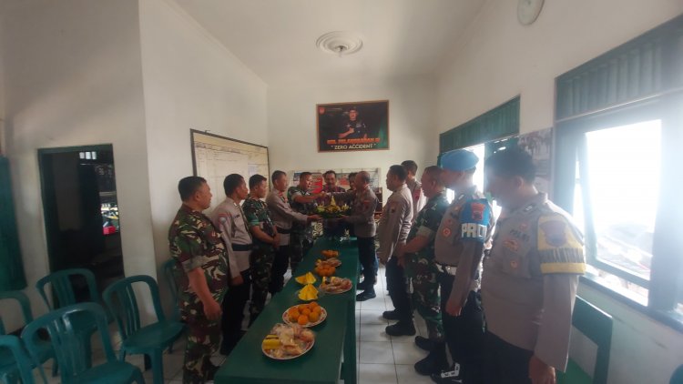 Kejutan Ucapan Ulang Tahun TNI Dari Jajaran Polsek Banjarnegara Ke Koramil 01/Banjarnegara.