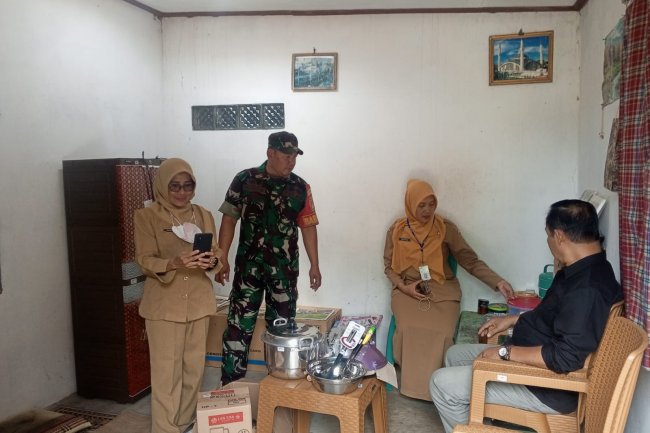 BABINSA BERSAMA PEMERINTAH KELURAHAN SERAHKAN BANTUAN UNTUK WARGA DARI DINSOS.