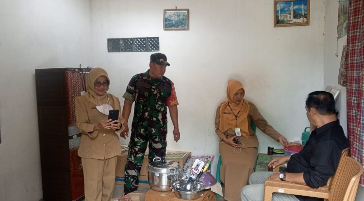 BABINSA BERSAMA PEMERINTAH KELURAHAN SERAHKAN BANTUAN UNTUK WARGA DARI DINSOS.