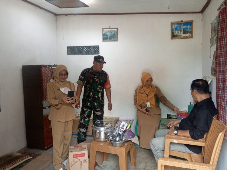 BABINSA BERSAMA PEMERINTAH KELURAHAN SERAHKAN BANTUAN UNTUK WARGA DARI DINSOS.